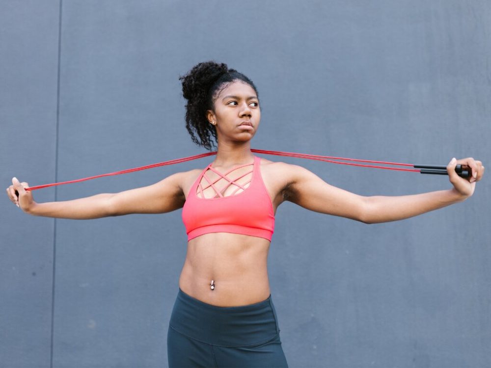 lady showing off how calisthenics improved her body