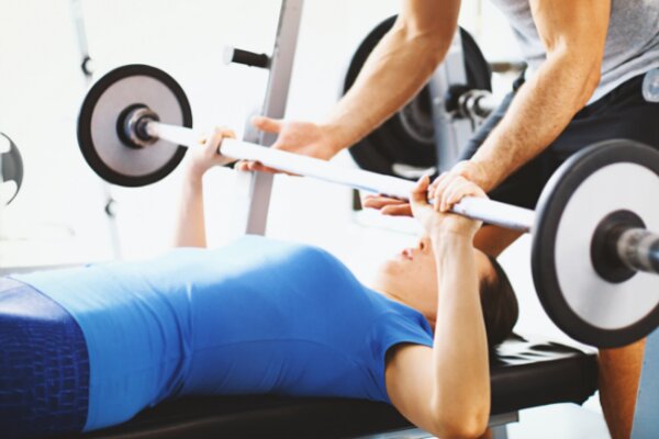 woman doing close grip bench press