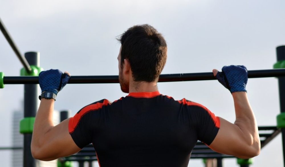 guy doing pull up