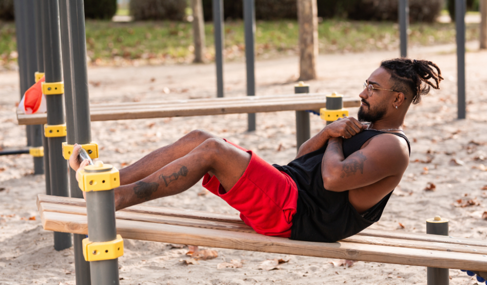 calisthenics sit up at the beach