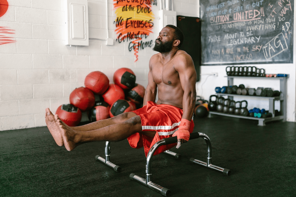 Man doing dips on paralettes